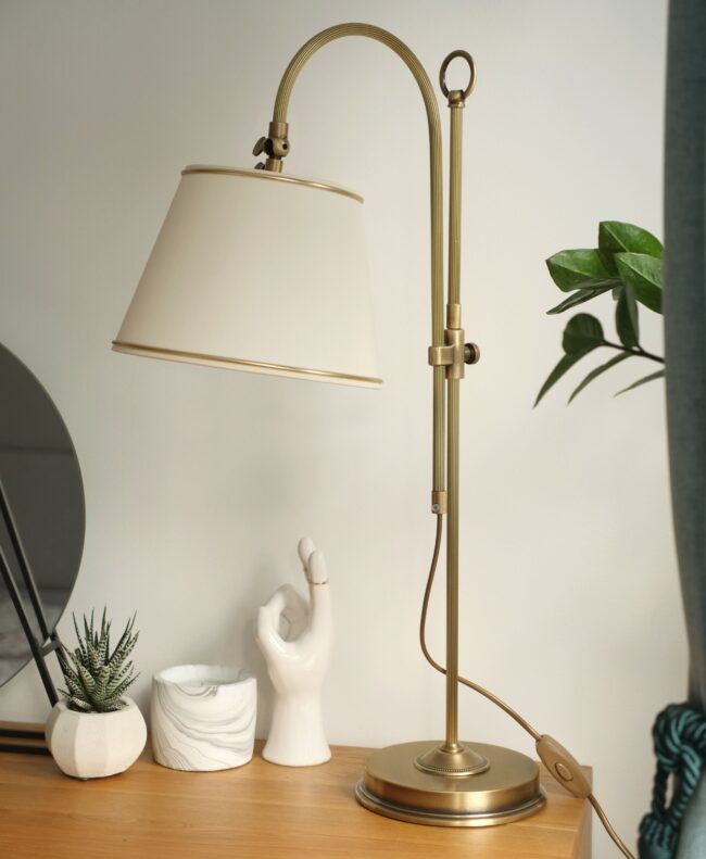 Lampa stołowa z abażurem L-B1W